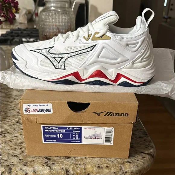 Mizuno Wave Momentum White and Red Volleyball Shoes (W-10)
Never worn - Picture 1 of 3